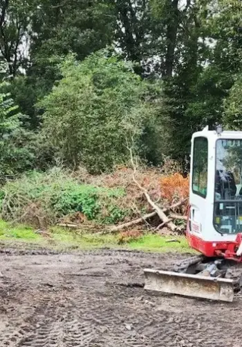 Kompakter Bagger bei Erdarbeiten auf einer Gartenbaustelle in Lahr.