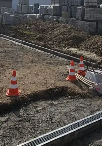 Einfahrt in der Vorbereitung: Erdarbeiten und Begradigung des Untergrunds für Pflastersteine.